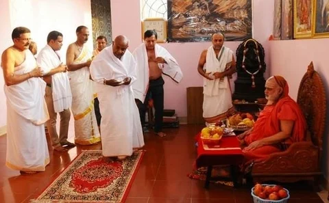ದೇವೇಗೌಡರಿಂದ ಶೃಂಗೇರಿ ಸ್ವಾಮೀಜಿ ಭೇಟಿ