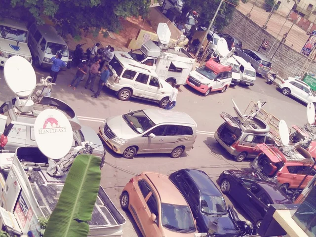 ಬುಧವಾರ ಬಿಜೆಪಿ ಕಚೇರಿ ಮುಂದೆ ಕಂಡು ಬಂದ ಓಬಿ ವ್ಯಾನ್ಗಳ ಚಿತ್ರ. 