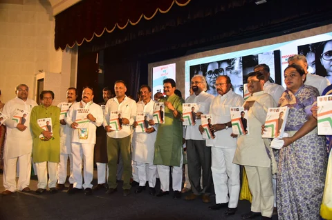 ಏಪ್ರಿಲ್ 28ರಂದು ಬೆಂಗಳೂರು ಜ್ಞಾನಜ್ಯೋತಿ ಸಭಾಂಗಣದಲ್ಲಿ ಪ್ರಣಾಳಿಕೆ ಬಿಡುಗಡೆ ಮಾಡಿದ ಕಾಂಗ್ರೆಸ್ ನಾಯಕರು. 