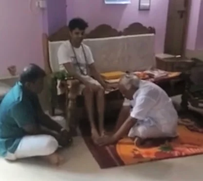 ಬಾಲಸ್ವಾಮೀಜಿ ಪಾದ ಮುಟ್ಟಿ ನಮಸ್ಕರಿಸುತ್ತಿರುವ ಸ್ಪೀಕರ್ ರಮೇಶ್ ಕುಮಾರ್