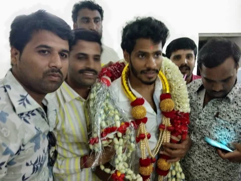 ನಿಖಿಲ್ ಕುಮಾರಸ್ವಾಮಿ ತಮ್ಮ ಬೆಂಬಲಿಗರೊಂದಿಗೆ. 