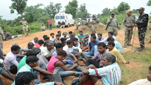 ಗ್ರಾಮಸ್ಥರನ್ನು ವಶದಲ್ಲಿಟ್ಟುಕೊಂಡಿರುವ ಪೊಲೀಸರು. -ಚಿತ್ರಕೃಪೆ: ದಿ ವೈರ್