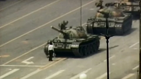 #TankMan2018; ಚೀನಾದ ಸೇನಾ ಟ್ಯಾಂಕರ್ಗಳಿಗೆ ಎದುರು ನಿಂತವನ ದಂತಕತೆ