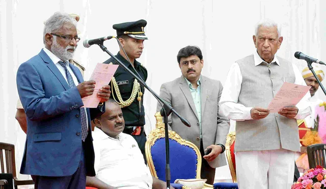 ರಾಜಭವನದ ಗಾಜಿನ ಮನೆಯಲ್ಲಿ ಸಚಿವರಾಗಿ ಪ್ರಮಾಣ ವಚನ ಸ್ವೀಕರಿಸಿದ ಎನ್. ಮಹೇಶ್