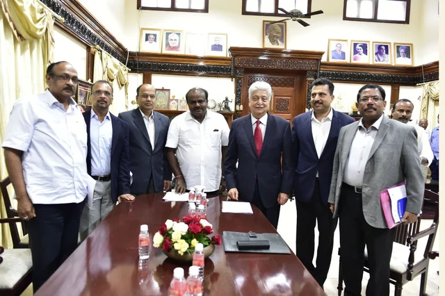 ವಿಧಾನಸೌಧದಲ್ಲಿ ಸಿಎಂ ಕುಮಾರಸ್ವಾಮಿ ಹಾಗೂ ಉದ್ಯಮಿ ಅಜೀಂ ಪ್ರೇಮ್ಜಿ. 