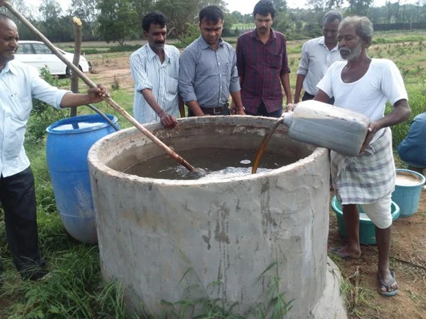 ಜೀವಾಮೃತ ತಯಾರಿಕೆಯಲ್ಲಿ ತೊಡಗಿರುವ ಕೃಷಿಕರು. (ಸಾಂದರ್ಭಿಕ ಚಿತ್ರ)