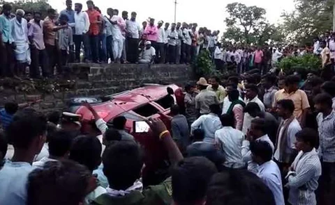 ರಸ್ತೆಯಿಂದ ಕೆಳಗೆ ಬಿದ್ದ ಕಾರು.