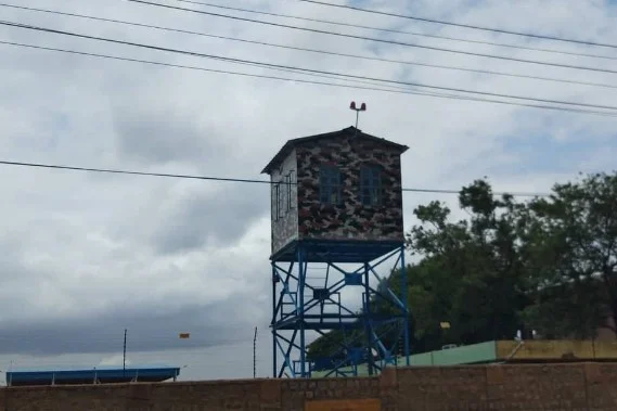 ವಾಯು ಸೇನೆ ಖಾರ್ಖಾನೆಯೊಂದರ ಕಾವಲು ಗೋಪುರ.