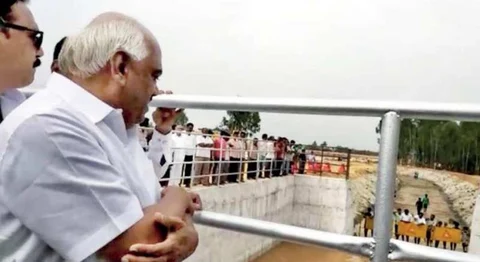 ಕೆ.ಸಿ. ವ್ಯಾಲಿಯಲ್ಲಿ ನೀರು ಹರಿಯುತ್ತಿರುವುದನ್ನು ವೀಕ್ಷಿಸುತ್ತಿರುವ ರಮೇಶ್ ಕುಮಾರ್