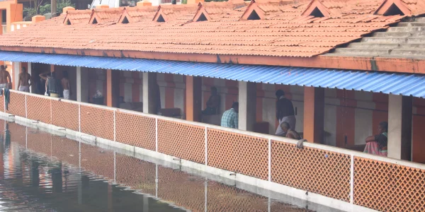 ಕೋಟಿ ತೀರ್ಥದಲ್ಲಿ ಶಿಷ್ಯ ವರ್ಗದ ಪೂಜಾದಿ ಕರ್ಮಗಳನ್ನು ನೆರವೇರಿಸುತ್ತಿರುವ ಉಪಾಧಿವಂತರು