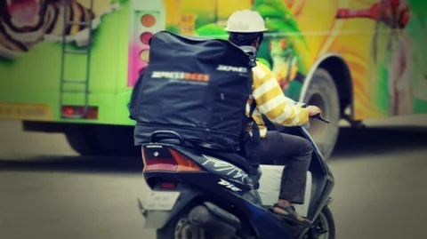 ‘ಕೊರಿಯರ್ ಬಾಯ್ಸ್ ಆಫ್ ಬೆಂಗಳೂರು’: ಇವರು ಇದ್ದಷ್ಟು ದಿನ ಕೆಲಸ, ದುಡಿದಷ್ಟೇ ದುಡ್ಡು!