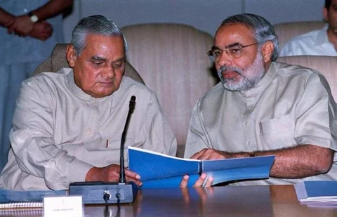 ಗೋದ್ರಾ ಹತ್ಯಾಕಾಂಡದ ನಂತರ ಮೋದಿ ಮತ್ತು ವಾಜಪೇಯಿ.