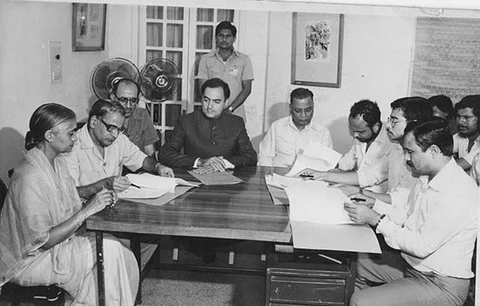 ಅಂದಿನ ಪ್ರಧಾನಿ ರಾಜೀವ್ ಗಾಂಧಿ ಸಮ್ಮುಖದಲ್ಲಿ ‘ಅಸ್ಸಾಂ ಒಪ್ಪಂದ 1985’ಕ್ಕೆ ಸಹಿ ಹಾಕುತ್ತಿರುವ ಕೇಂದ್ರ ಗೃಹ ಸಚಿವ ಎಸ್.ಬಿ. ಚವಾಣ್ ಮತ್ತು ಅಸ್ಸಾಂ ಗಣ ಪರಿಷದ್ ನಾಯಕ ಪ್ರಫುಲ್ಲ ಕುಮಾರ್ ಮಹಾಂತ