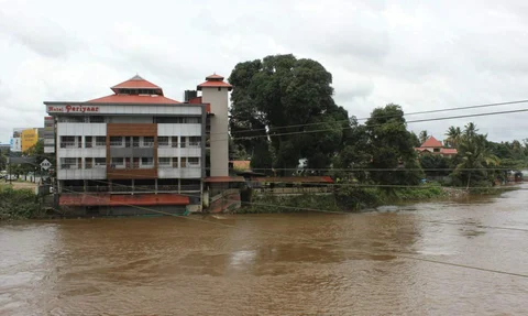 ಕೇರಳದಲ್ಲಿ ತುಂಬಿ ಹರಿಯುತ್ತಿರುವ ನದಿ ಪಾತ್ರ