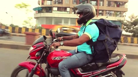‘ಕೊರಿಯರ್ ಬಾಯ್ಸ್ ಆಫ್ ಬೆಂಗಳೂರು’: ಇವರು ಇದ್ದಷ್ಟು ದಿನ ಕೆಲಸ, ದುಡಿದಷ್ಟೇ ದುಡ್ಡು!