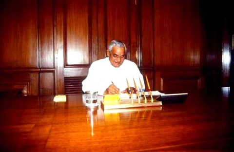 ವಾಜಪೇಯಿ ಮೊದಲ ಬಾರಿಗೆ ಪ್ರಧಾನಿಯಾದಾಗ. 