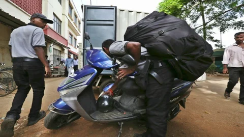 ‘ಕೊರಿಯರ್ ಬಾಯ್ಸ್ ಆಫ್ ಬೆಂಗಳೂರು’: ಇವರು ಇದ್ದಷ್ಟು ದಿನ ಕೆಲಸ, ದುಡಿದಷ್ಟೇ ದುಡ್ಡು!