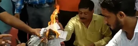 ‘ಸಂವಿಧಾನ V/S ಮನುಸ್ಮೃತಿ’: ಸುಟ್ಟಿದ್ದರಿಂದ ಸಿಕ್ಕಿದ್ದಾದರೂ ಏನು?