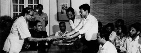 ರಾಜೀವ್ ಗಾಂಧಿ ಸಮ್ಮುಖದಲ್ಲಿ ‘ಅಸ್ಸಾಂ ಒಪ್ಪಂದ 1985’ ವಿನಿಮಯ