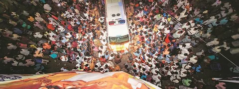 ‘ದ್ರಾವಿಡ ಸೂರ್ಯ’ನಿಗೆ ಮರೀನಾ ಬೀಚ್ನಲ್ಲೇ ಅಂತಿಮ ವಿದಾಯ; ಮುಂದುವರಿದ ಶೋಕಾಚರಣೆ...