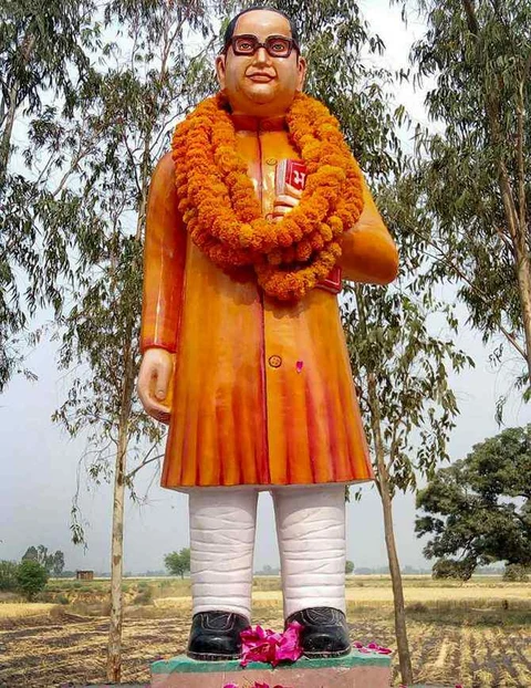 ಅಂಬೇಡ್ಕರ್ ಪ್ರತಿಮೆಗೂ ಕೇಸರಿ ಬಣ್ಣ