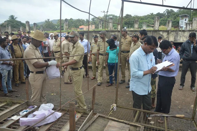 ಮುಸುಗುಧಾರಿ, ಪ್ರಮುಖ ಆರೋಪಿ ಕಾಂಬ್ಳಿಯ ಸಮ್ಮಿಖದಲ್ಲಿ ಪಂಚನಾಮೆ ನಡೆಸುತ್ತಿರುವ ದಾಂಡೇಲಿ ಪೊಲೀಸರು. 