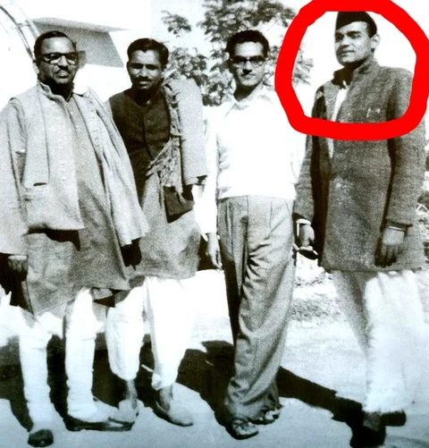 ಪಂಡಿತ ದೀನದಯಾಳ್ ಉಪಾಧ್ಯಾಯರ ಜತೆ ವಾಜಪೇಯಿ.
