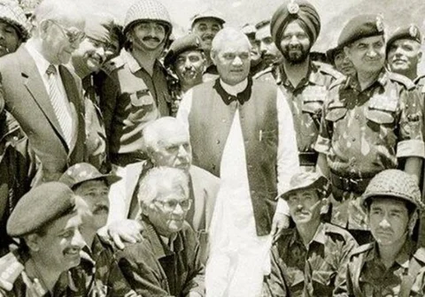 ಕಾರ್ಗಿಲ್ ಯೋಧರ ಜತೆ ಅಟಲ್ ಬಿಹಾರಿ ವಾಜಪೇಯಿ.