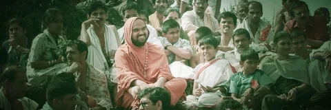 ಕುಮಾರ ಪರ್ವತದ ಚಾರಣ ಸಮಯದಲ್ಲಿ ರಾಘವೇಶ್ವರ ಭಾರತಿ ಸ್ವಾಮಿ ಜತೆ ಅಭಿರಾಮ್. 