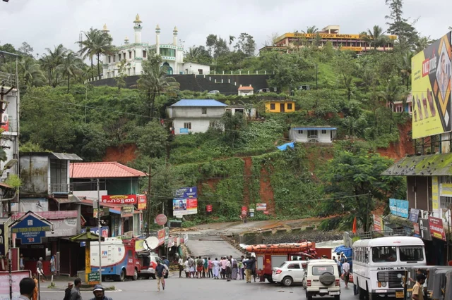ಆ ಕಡೆ ಇಡುಕ್ಕಿ ಈ ಕಡೆ ಚೆರುದೋಣಿ.. ಸೇತುವೆ ಕಾಯುವುದೇ ಎನ್.ಡಿ.ಆರ್.ಎಫ್ ಕೆಲಸ. 