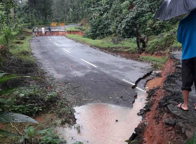 ಕೊಡಗಿನಲ್ಲಿ ಮುಂದುವರಿದ ಮಳೆ; ಹಲವೆಡೆ ಗುಡ್ಡ, ರಸ್ತೆ ಕುಸಿತ