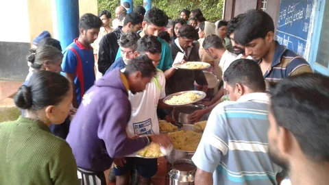 ಜೋಡುಪಾಲದ ನಿರಾಶ್ರಿತರ ಕೇಂದ್ರದಲ್ಲಿನ ಆಹಾರ ಪಡೆಯುತ್ತಿರುವ ಸಂತ್ರಸ್ತರು