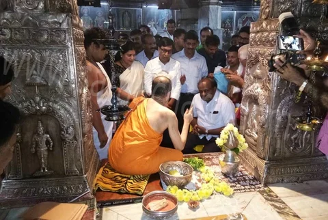 ಕೃಷ್ಣಮಠದಲ್ಲಿ ವಿದ್ಯಾಧೀಶತೀರ್ಥ ಸ್ವಾಮೀಜಿ ಜತೆಗೆ ಕುಮಾರಸ್ವಾಮಿ ಮಾತುಕತೆ.