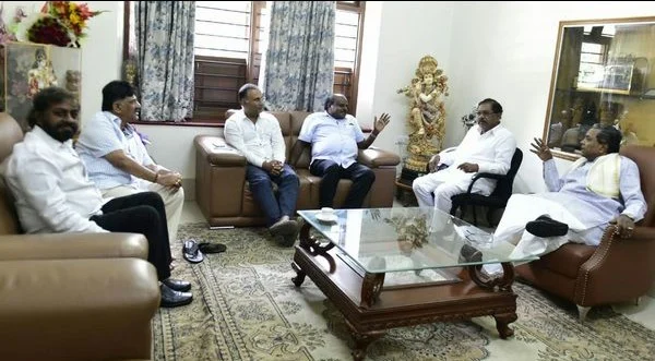 ಕಾವೇರಿ ನಿವಾಸದಲ್ಲಿ ಸಿದ್ದರಾಮಯ್ಯ ಗಂಭೀರ ಸಭೆ..