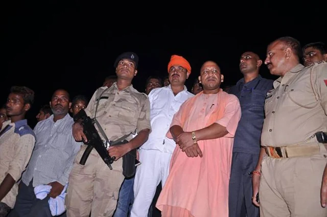 ಯೋಗಿ ಆದಿತ್ಯನಾಥ್ ಪಕ್ಕದಲ್ಲಿ ನಿಂತಿರುವ ಕೆಂಪು ಮುಂಡಾಸಿನ ವ್ಯಕ್ತಿ ಸುನಿಲ್ ಸಿಂಗ್