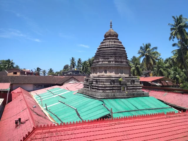 ವಿವಾದಿತ ಸಂಸ್ಥಾನ ಮಹಾಬಲೇಶ್ವರ ದೇವಸ್ಥಾನದ ಭವ್ಯ ಗೋಪುರ. 