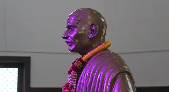 ಇಡಗಂದಿ ಸಮೀಪ ಆಲಮಟ್ಟಿ ಜಲಾಶಯದ ತಪ್ಪಲಿನಲ್ಲಿ ಇರುವ ಹರ್ಡೆಕರ ಮಂಜಪ್ಪ ಸ್ಮಾರಕ. 