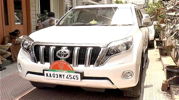 ಯಡಿಯೂರಪ್ಪ ಕಾರಿನ ನಂಬರ್ ಪ್ಲೇಟ್ ಜತೆಗಿನ ಫಲಕ