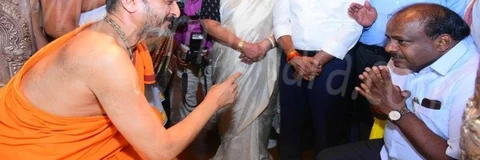 ಕುಮಾರಸ್ವಾಮಿ ಕೃಷ್ಣ ಮಠ ಭೇಟಿ; ಒಂದೇ ಕಲ್ಲಲ್ಲಿ ಎರಡು ಹಕ್ಕಿ ಹೊಡೆದ ಎಚ್ಡಿಕೆ!