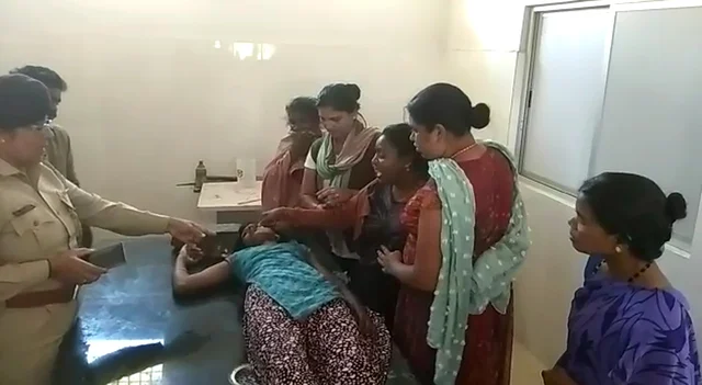 ಆತ್ಮಹತ್ಯೆಗೆ ಶರಣಾದ ಮಂಜುಳಾ ಮೃತ ದೇಹದೆದುರು ಗೋಳಿಡುತ್ತಿರುವ ಕುಟುಂಬಸ್ಥರು