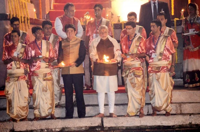 ಗಂಗಾ ನದಿ ದಂಡೆಯಲ್ಲಿ ನರೇಂದ್ರ ಮೋದಿ ಮತ್ತು ಜಪಾನ್ ಪ್ರಧಾನಿ ಶಿಂಜೋ ಅಬೆ