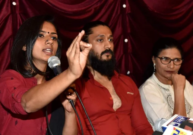 #ಮೀಟೂ ಆರೋಪದ ಬಗ್ಗೆ ಪತ್ರಿಕಾಗೋಷ್ಠಿಯಲ್ಲಿ ವಿವರ ನೀಡುತ್ತಿರುವ ಶ್ರುತಿ ಹರಿಹರನ್