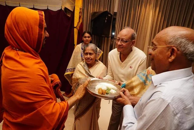 ಇಮಾಮಿ ಕುಟುಂಬದ ಜತೆ ‘ಸರ್ವಸಂಘ ಪರಿತ್ಯಾಗಿ’ ರಾಘವೇಶ್ವರ ಸ್ವಾಮಿ