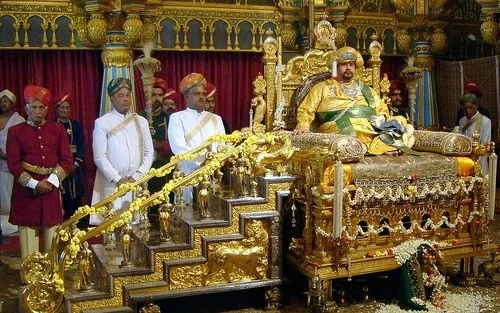 ಸಿಂಹಾಸನದಲ್ಲಿ ಶ್ರೀಕಂಠದತ್ತ ನರಸಿಂಹರಾಜ ಒಡೆಯರ್