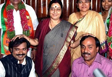 ಹಿಂದೆ ಶ್ರೀರಾಮುಲು ಮತ್ತು ಜನಾರ್ದನ ರೆಡ್ಡಿಗೆ ‘ಅಮ್ಮ’ ಆಗಿದ್ದ ಸುಷ್ಮಾ ಸ್ವರಾಜ್