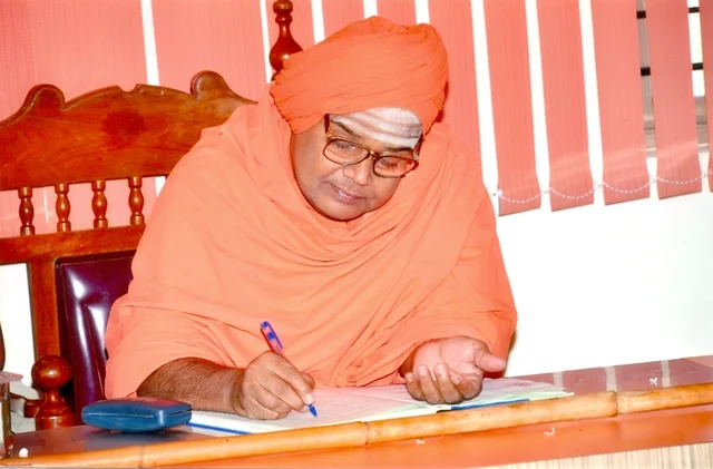 ಬರವಣಿಗೆಯಲ್ಲಿ ನಿರತ ಸ್ವಾಮಿಗಳ ಚಿತ್ರ. 