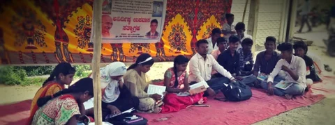 ಮೂಲಸೌಕರ್ಯಕ್ಕಾಗಿ ದೇವದುರ್ಗ ಮಿನಿ ವಿಧಾನಸೌಧದ ಎದುರು ಉಪವಾಸ ಕುಂತ ಮಕ್ಕಳು