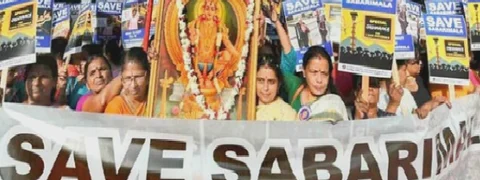 ‘ಶಬರಿಮಲೆಗೆ ಪ್ರವೇಶ ಬೇಡ’; ಅಯ್ಯಪ್ಪನ ಕೈಯ್ಯಲ್ಲಿ ಹಿಡಿದು ಘೋಷಣೆ ಕೂಗುತ್ತಿರುವ ಮಹಿಳೆಯರು!