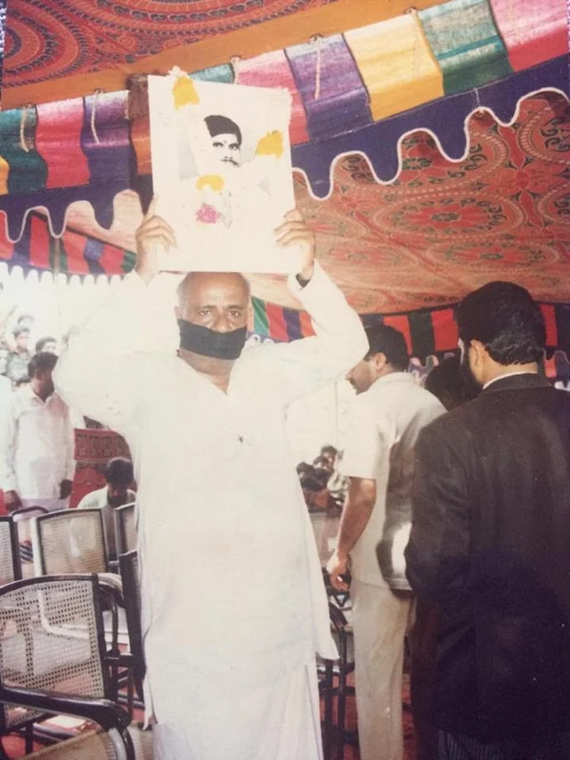 ಪ್ರವಾಸಿ ಮಂದಿರದಿಂದ ಸಮಾವೇಶದ ಜಾಗಕ್ಕೆ ತಲೇ ಮೇಲೆ ಗಂಗಾಧರ ಮೂರ್ತಿ ಫೋಟೋ ಹಿಡಿದು ಬರಿಗಾಲಿನಲ್ಲಿ ನಡೆದು ಬಂದಿದ್ದ ಮಾಜಿ ಪ್ರಧಾನಿ ಎಚ್. ಡಿ. ದೇವೇಗೌಡ. 