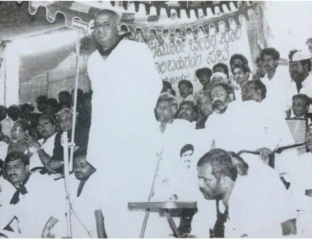 ಕೊಲೆ ಖಂಡಿಸಿ ನಡೆದ ಸಭೆ ಮತ್ತು ಭಾಷಣ ಮಾಡುತ್ತಿರುವವರು ಎಚ್. ಡಿ. ದೇವೇಗೌಡ. 